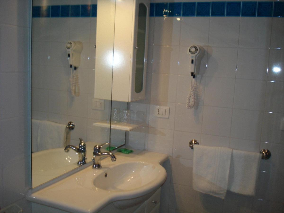 Hotel La Lampara Golfo Aranci Ngoại thất bức ảnh